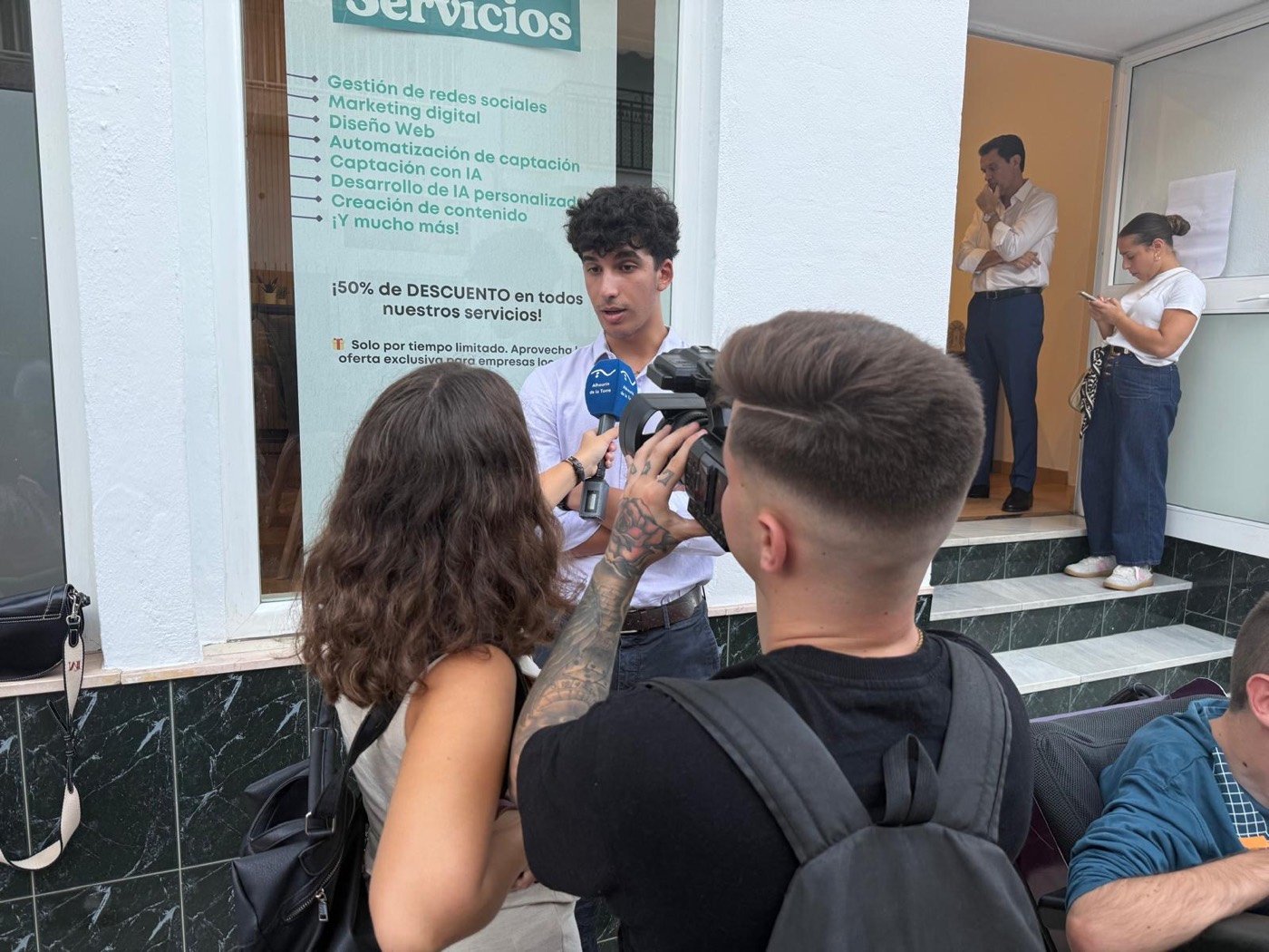 José Antonio González Corraliza atendiendo a un equipo de televisión frente a las oficinas del grupo